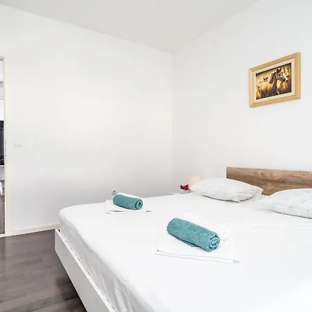 4 Star Mokošica